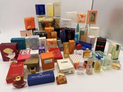 Verzameling miniatuur parfumflesjes – kavel bij De Kringwinkel, Dendermonde