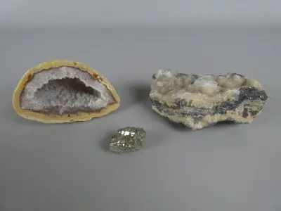 Collectie van drie verschillende mineralen en kristallen – kavel bij De Kringwinkel, Diest