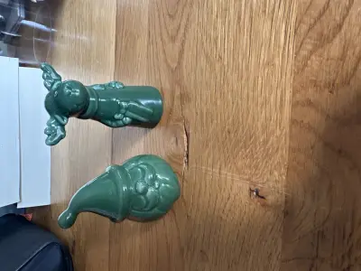 Kleine beeldjes groen kerstman en rendier – kavel bij GSD Auctions, Zoeterwoude