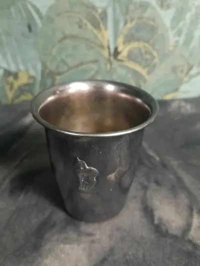 Vintage verzilverde Bekertje met hert – kavel bij GSD Auctions, Zoeterwoude