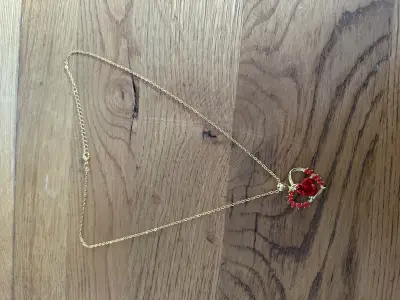 Goudkleurig ketting met hanger en Roos met steentjes – kavel bij GSD Auctions, Zoeterwoude