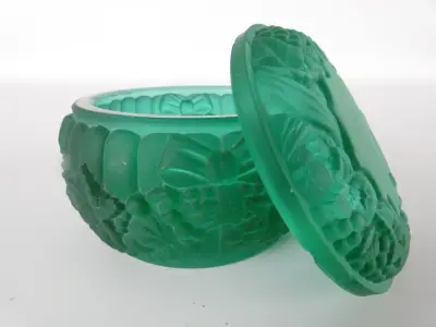 Groene glazen sierpot met deksel en reliëfdecoratie – kavel bij De Kringwinkel, Heverlee
