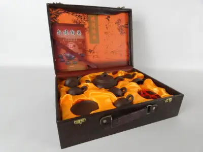 Chinese Yixing Zisha theeset in kofferset – kavel bij De Kringwinkel, Heverlee