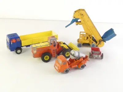 Gevarieerde verzameling van 5 Engelse Dinky Toys – kavel bij De Kringwinkel, Heverlee
