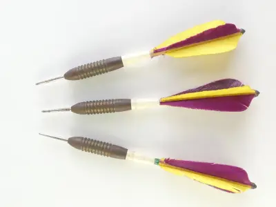 Set van 3 vintage stalen dartpijlen – kavel bij De Kringwinkel, Heverlee