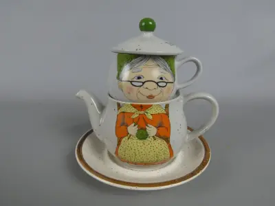 "Tea for Grandma" theeservies met kop, schotel en theepot – kavel bij De Kringwinkel, Diest