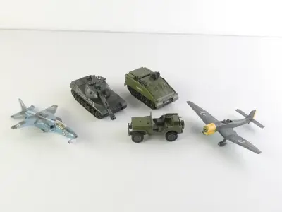 Vijf vintage militaire Dinky Toys schaalmodellen – kavel bij De Kringwinkel, Heverlee