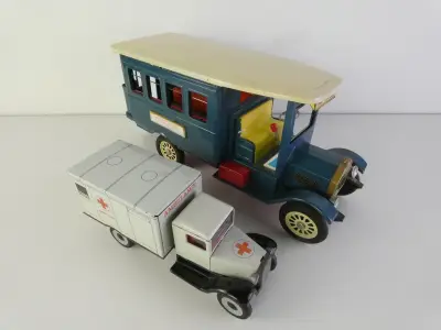 Set van 2 vintage speelgoedvoertuigen in oldtimerstijl – kavel bij De Kringwinkel, Heverlee