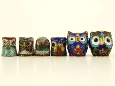 Set van 6 cloisonné uiltjes - decoratieve miniaturen – kavel bij De Kringwinkel, Antwerpen