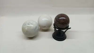 Set van 3 stenen bollen – kavel bij De Kringwinkel, Zottegem