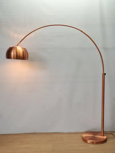 koperkleurige booglamp - moderne interpretatie van een sixties designklassieker – kavel bij De Kringwinkel, Gent