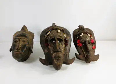 Lot van 3 Afrikaanse houten maskers – kavel bij De Kringwinkel, Turnhout