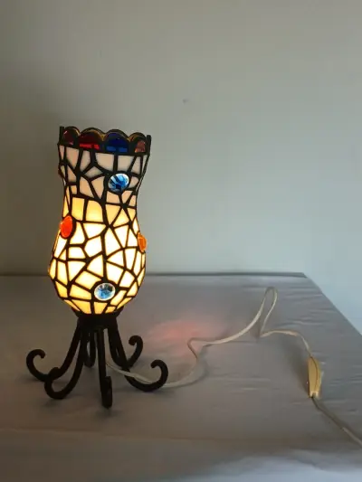 Tiffany stijl tafellamp met gekleurd glas – kavel bij De Kringwinkel, Geraardsbergen