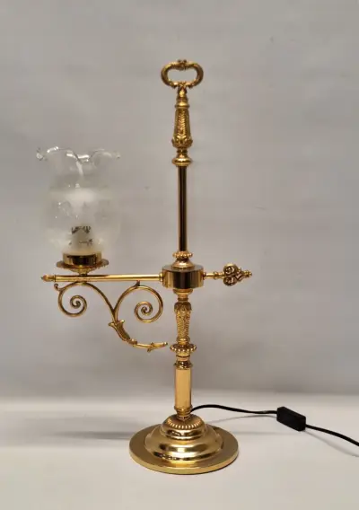 Vintage Massive tafellamp - Messing studentenlamp met gedecoreerde glazen kap, jaren ’70/’80 – kavel bij De Kringwinkel, Gent