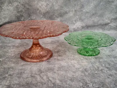 Set van twee vintage glazen taartplateaus op voet in Art Deco stijl – kavel bij De Kringwinkel, Gent