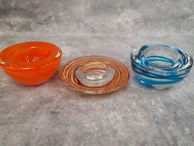 Kleurrijke set van drie glazen schalen en theelichthouders in Scandinavische stijl – kavel bij De Kringwinkel, Gent
