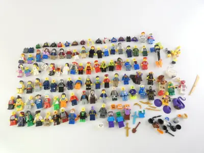 Lot van verschillende LEGO minifiguren en accessoires – kavel bij De Kringwinkel, Heverlee