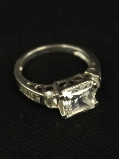 Sterling zilveren ring met vierkante facetgeslepen steen en zijstenen – kavel bij De Kringwinkel, Antwerpen