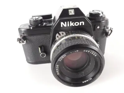 Vintage Nikon EM 35mm spiegelreflexcamera met Nikkor 50mm f/1.8-objectief – kavel bij De Kringwinkel, Heverlee