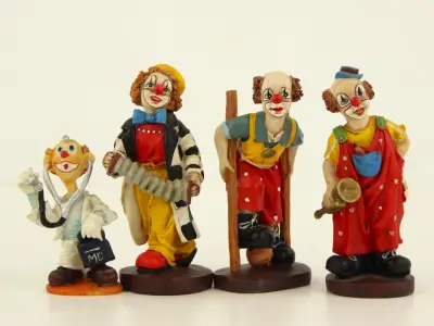 4 decoratieve clownbeeldjes – diverse uitvoeringen – handbeschilderd – kavel bij De Kringwinkel, Antwerpen