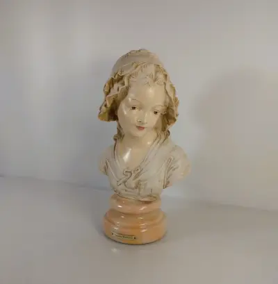 Buste van een dame op sokkel Angelica Collection – kavel bij De Kringwinkel, Turnhout