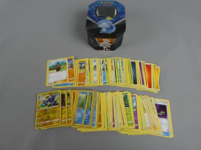 150 Pokémon kaarten in sword en shield blik – kavel bij De Kringwinkel, Diest