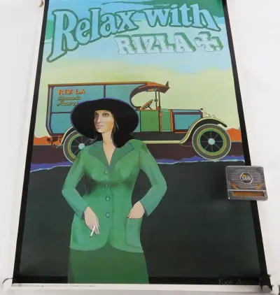 Vintage RIZLA+ reclameposter en RIZLA sigarettenrolbakje – kavel bij De Kringwinkel, Heverlee