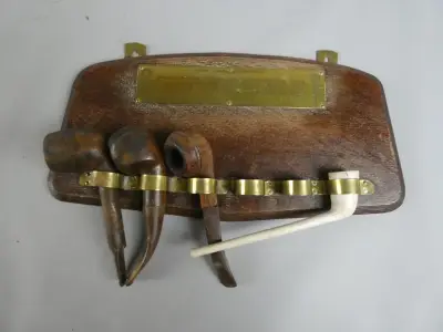 Houten wandrek met tabakspijpen – kavel bij De Kringwinkel, Diest