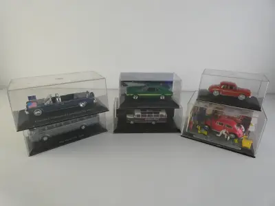 Verzameling schaalmodellen – klassieke auto’s, bussen en Volkswagen-diorama – kavel bij De Kringwinkel, Heverlee