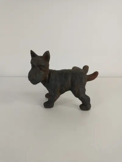 Beeldje van een hond in gietijzer – kavel bij De Kringwinkel, Turnhout