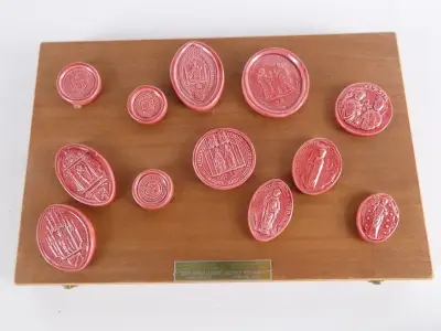 Set van 12 decoratieve reliëfplaquettes of zegelreproducties – kavel bij De Kringwinkel, Heverlee