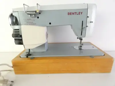 Elektrische naaimachine Bentley YC-190, inclusief draagtas – kavel bij De Kringwinkel, Heverlee
