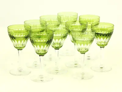Set van 10 groene kristallen wijnglazen met geslepen decor – kavel bij De Kringwinkel, Antwerpen