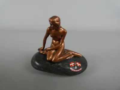 Miniatuur Beeldje van de Kleine Zeemeermin op Steen – kavel bij De Kringwinkel, Diest