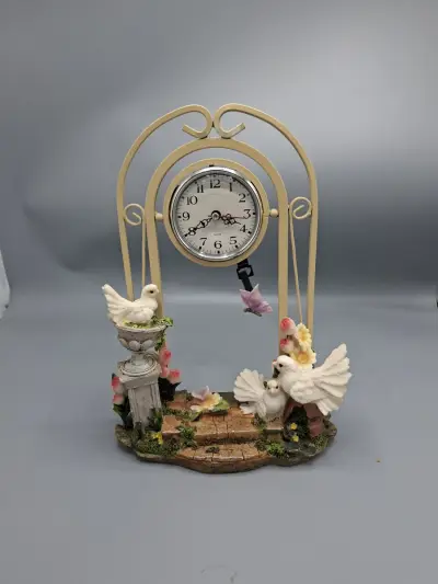 Romantische Vintage Tafelklok met Schommelende Vlinder en Sierlijke Duiven – kavel bij De Kringwinkel, Waardamme