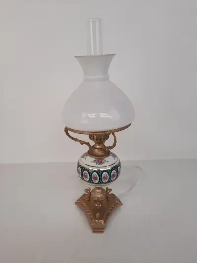 Klassieke Elektrische Olielamp / Tafellamp met Porseleinen Voet en Opaalglazen Kap – kavel bij De Kringwinkel, Waardamme