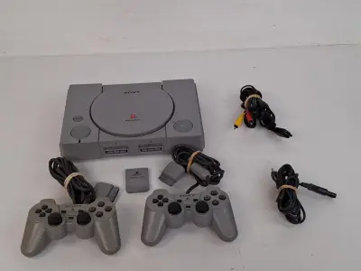 Playstation 1 console met twee controllers – kavel bij De Kringwinkel, Waardamme