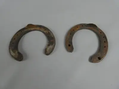 2 hoefijzers – kavel bij De Kringwinkel, Diest