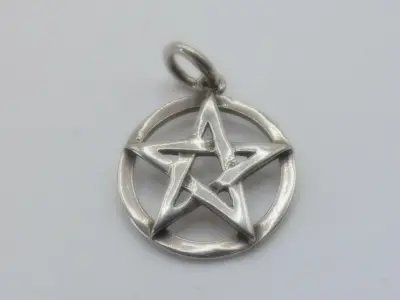 Zilveren pentagram hanger – kavel bij De Kringwinkel, Diest