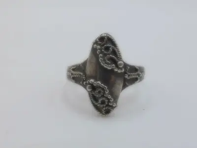 Zilveren ring met sierelementen – kavel bij De Kringwinkel, Diest