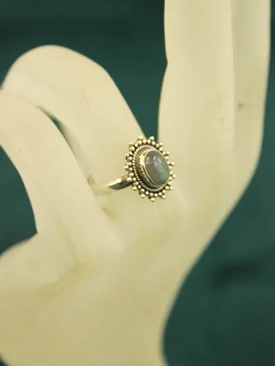 Sterling zilveren ring met labradoriet cabochon – kavel bij De Kringwinkel, Antwerpen