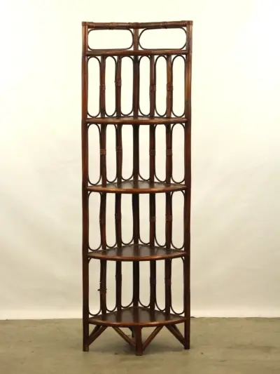 Vintage rotan hoekkastje / hoekrek met 5 houten legplanken - 150 cm hoog – kavel bij De Kringwinkel, Antwerpen