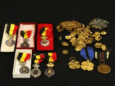 Militair lot van medailles, eretekens en uniformknopen – kavel bij De Kringwinkel, Antwerpen