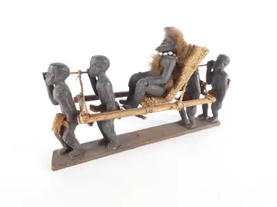 Vintage tribale houtsnijwerk met draagstoel – kavel bij De Kringwinkel, Heverlee