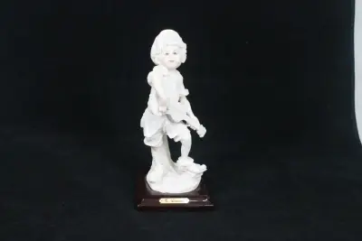 Porseleinen beeldje 'Boy with guitar' – kavel bij De Kringwinkel, Brecht