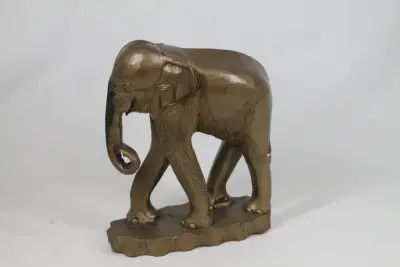 Handgesneden houten olifant – kavel bij De Kringwinkel, Brecht