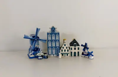 Verzameling Delfts blauwe miniaturen met KLM/Bols huisje – kavel bij De Kringwinkel, Turnhout
