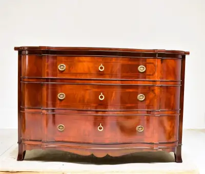 Elegante mahoniehouten commode met drie laden – kavel bij De Kringwinkel, Turnhout