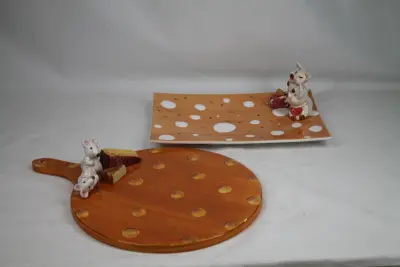 Set van een kaasplank en een serveerbord met 3D- dieren – kavel bij De Kringwinkel, Brecht