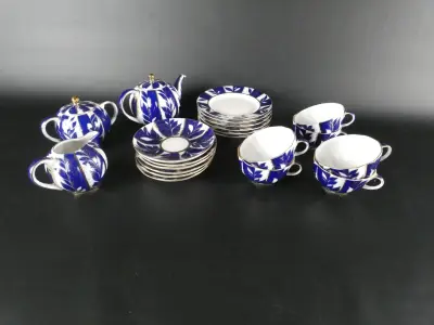 Russisch porseleinen theeservies met blauw-wit bladmotief – kavel bij De Kringwinkel, Heverlee